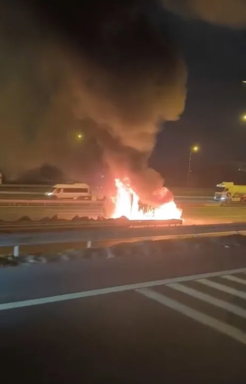 TEM Otoyolu'nda minibüs alev alev yandı